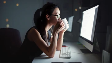 THỨC KHUYA ẢNH HƯỞNG HỆ TIÊU HÓA RA SAO? NHỮNG TÁC HẠI KHÔNG NÊN CHỦ QUAN
